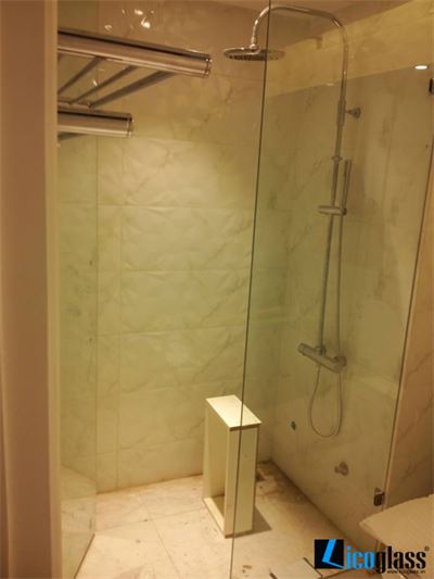 PHÒNG TẮM KÍNH TẠI CHUNG CƯ GOLDENLAND 2311C