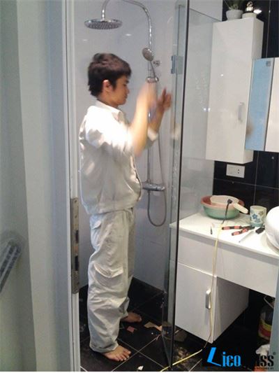 VÁCH TẮM KÍNH 135 ĐỘ HIỆN ĐẠI CHO CHUNG CƯ 